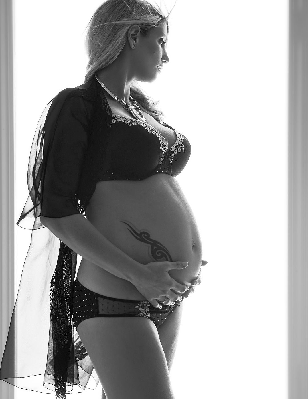 Fotos de embarazo tiernas, naturales y originales para embarazadas felices. Fotografías emotivas y naturales de maternidad.