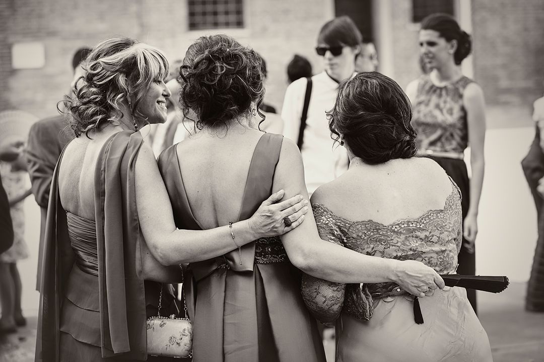 Fotos de boda originales y naturales. Fotografía creativa de boda que destaca las emociones de un día especial y único. Imágenes que buscan la belleza y la naturalidad con fotografías exclusivas y diferentes que marcan la diferencia. Hacemos fotos de boda en Madrid y toda España con preboda y postboda.