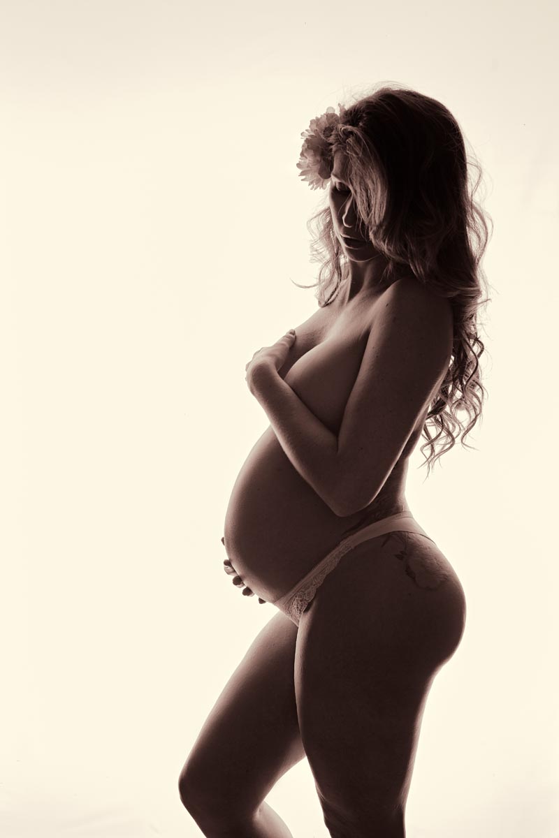sesión de fotos artísticas de embarazada desnuda en estudio