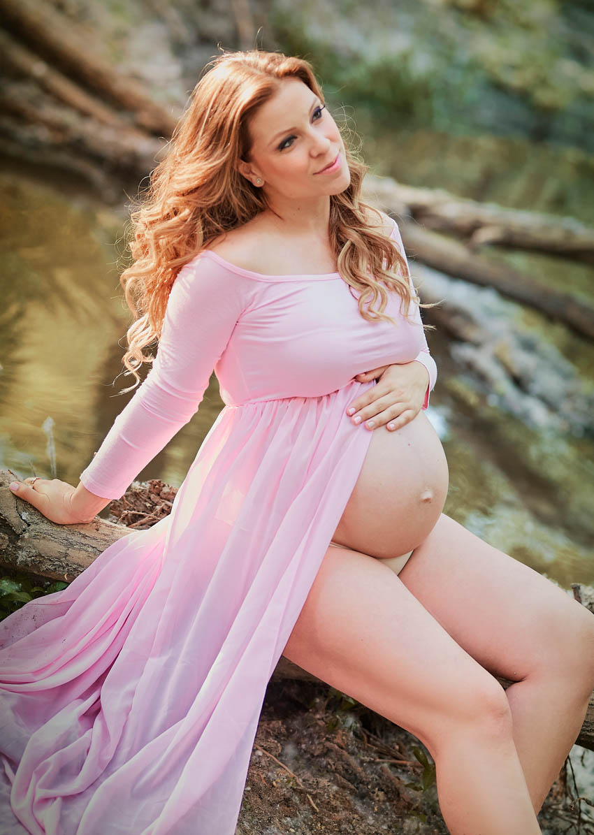 sesión de fotos bonitas de embarazo profesional en la naturaleza